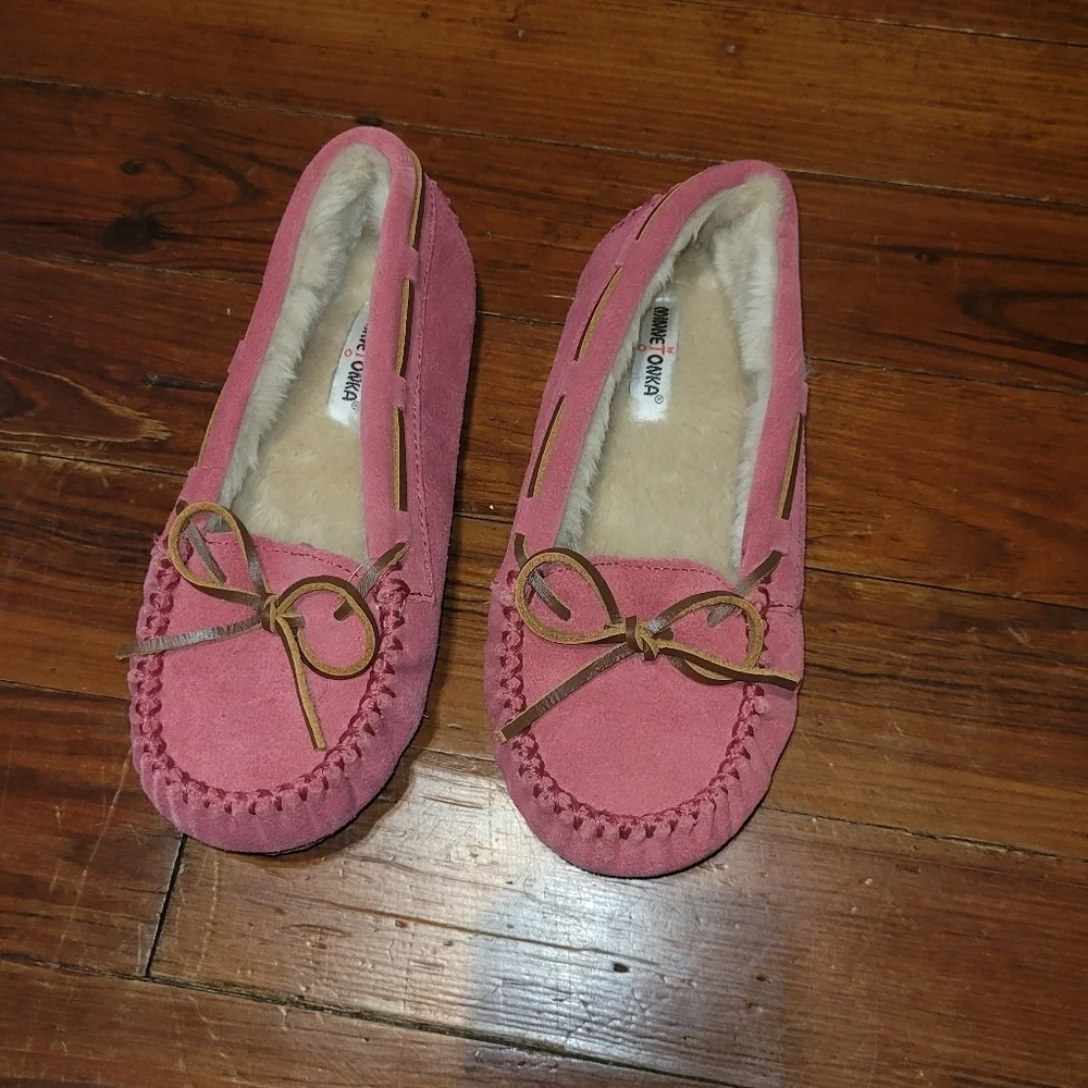 NWOT Minnetonka pink leather moccasins. Girls 3
